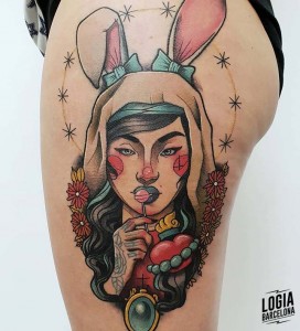 tatuaje_pierna_cara_mujer_chupachup_corazon_orejas_conejo_logia_barcelona_pablo_cano 